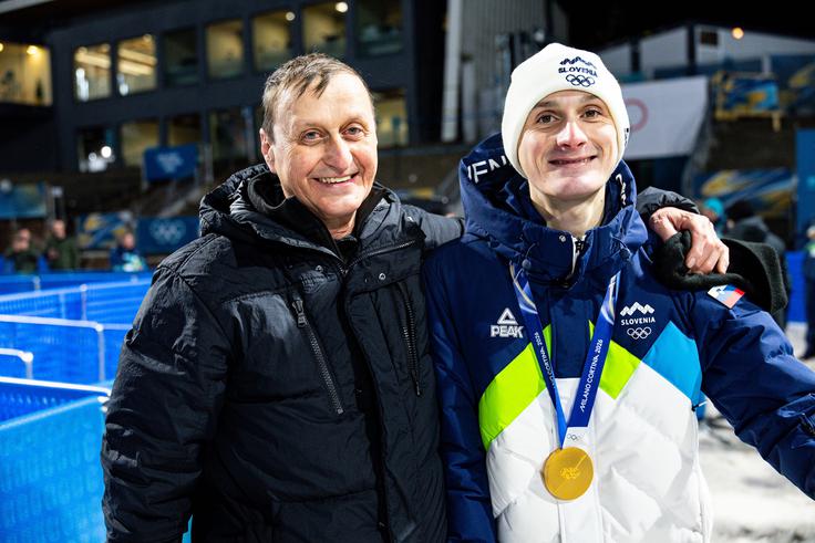 Zlati Domen Prevc v družbi očeta Božidarja. | Foto: Aleš Fevžer