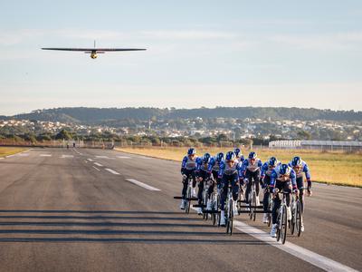 Kolesarji Red Bulla potegnili in v zrak dvignili jadralno letalo #video