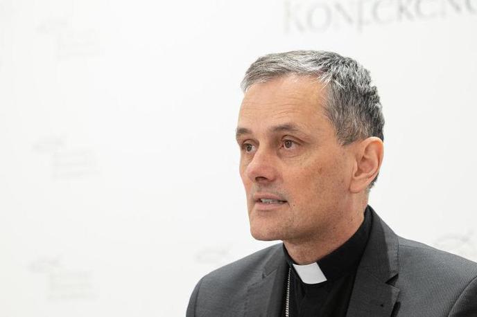 Andrej Saje | Saje je opozoril na izzive današnjega časa, med katerimi so pomanjkanje duhovnih poklicev, več upravnih obveznosti, oddaljenost od vere in osebne stiske. Prav zato je po njegovih besedah ključna vrnitev "k izviru, k milosti posvečenja". | Foto STA