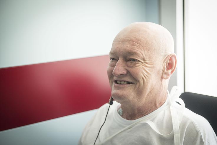 63-letni Josip Cvek je že šesti dan po presaditvi kostnega mozga prvič sedel na sobno kolo. "Še vedno je težko, a čutim, da sem pridobil na moči. Dlje ko sem tu, bolj sem pogumen," je dejal. | Foto: 