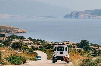 Adijo, dopustniški kaos! Z eno aplikacijo rešite parkiranje, vinjete, trajekte in Flixbus.