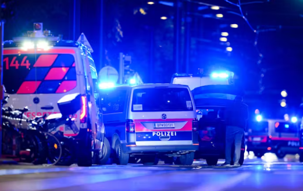 Dunaj, streljanje | Ob prihodu na prizorišče so policisti nagovorili 44-letnika, ki naj bi vanje uperil pištolo. Po izmenjavi ognja je moški v avtomobilu pobegnil, nedolgo zatem pa so ga nedaleč stran našli mrtvega. | Foto posnetek zaslona/X/@Heute.at