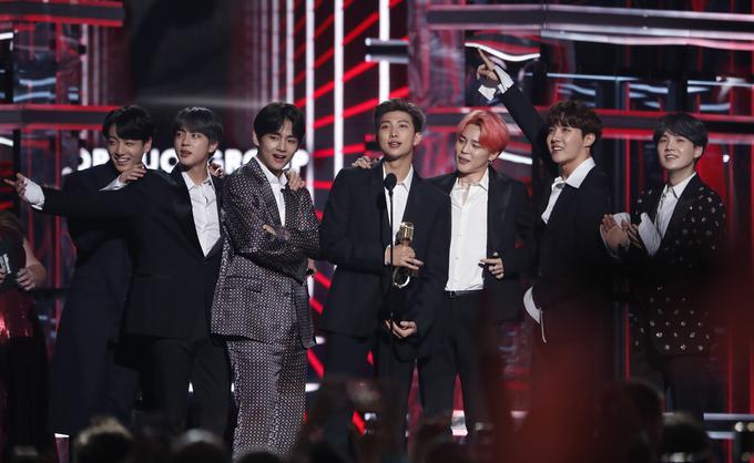 Fantje iz skupine BTS so slavili v dveh kategorijah: za najboljšo skupino/duo in najboljšega izvajalca socialnih omrežij. V slednji kategoriji so zmagali že dvakrat prej in sicer leta 2017 in 2018.  | Foto: Reuters