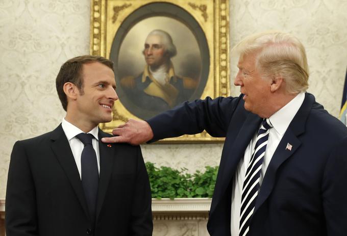 "Če bi Trump Macrona zgolj pogladil po rami, bi bilo to čisto nekaj drugega, tako pa mu je segel zelo blizu vratu," pravi strokovnjak za govorico telesa Mark Bowden.  | Foto: Reuters