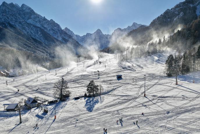 Zimska pravljica v Kranjski Gori: smučanje v treh deželah, SKI IN&OUT udobje, SNACK na smučišču in doživetja v Jasni