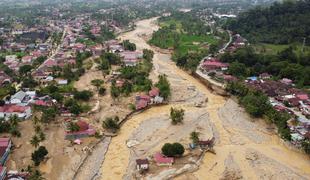 V JV Aziji narašča število mrtvih. Izredne razmere tudi na Šrilanki. #video