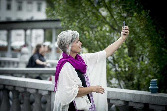 Brezskrbni selfiji na ljubljanskem Tromostovju lani ... | Foto: Ana Kovač