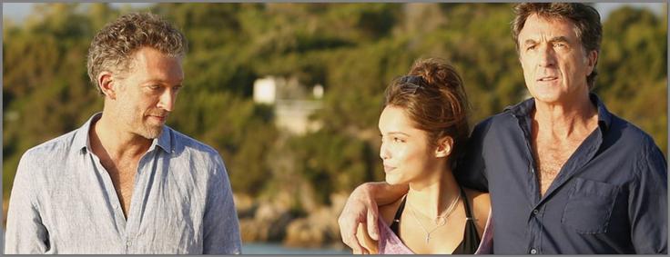 Stara prijatelja Antoine (François Cluzet) in Laurent (Vincent Cassel) se s hčerama, 17-letno Louno (Lola Le Lann) in 18-letno Marie (Alice Isaaz), odpravita na počitnice na Korziko, kjer pa se četverica kaj kmalu znajde v precej nerodnem položaju. • Film je na voljo v videoteki DKino. | Foto: 