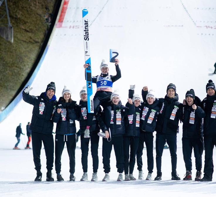 Nika Prevc Mini nemško turnejo dveh večerov v Garmisch-Partenkirchnu, kjer je znova zmagala, in Oberstdorfu, kjer je bila peta, je končala na skupnem prvem mestu. Pred njo je bila takrat v skupnem seštevku le še Francozinja Josephine Pagnier. | Foto: Guliverimage