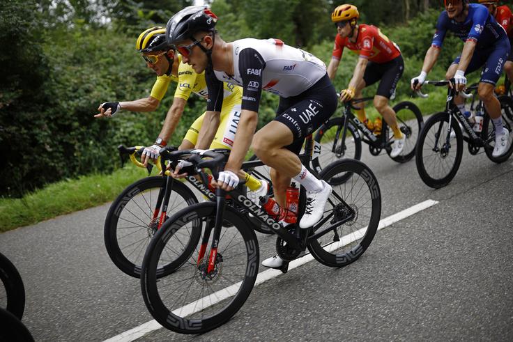 Adam Yates tudi danes kolesari v rumeni majici vodilnega. | Foto: Reuters