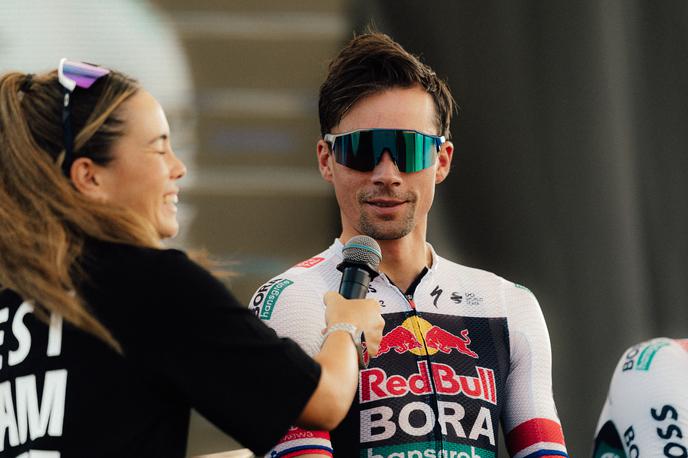 Primož Roglič | Primoža Rogliča pred ekshibicijsko dirko na kriteriju Saitama v Tokiu čaka še druženje z navijači in sodelovanje v različnih zabavnih dogodkih. | Foto A.S.O./Dean Koh