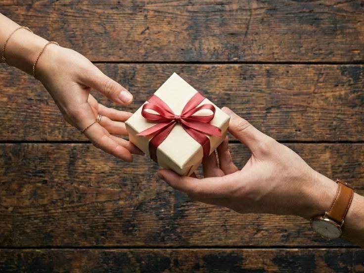 Najlepše geste niso nujno največje, temveč najbolj premišljene. (Fotografija je ustvarjena s pomočjo umetne inteligence.) | Foto: Spar