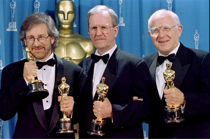 Lustig z režiserjem Stevenom Spielbergom (levo) in soproducentom Geraldom Molenom (v sredini), s katerimi je osvojil oskarja za Schindlerjev seznam. | Foto: Reuters