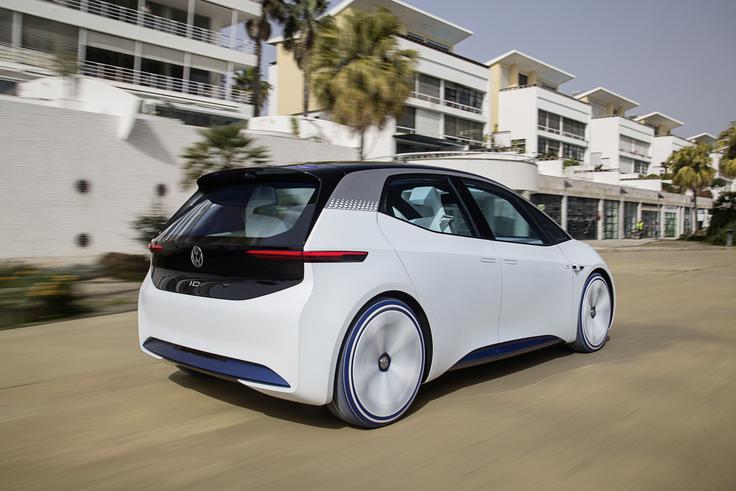 Popoln odmik od ustaljenega razvoja je Volkswagen nakazal že lansko jesen z modelom I. D. Danes v Wolfsburgu ne skrivajo ambicij, da si želijo postati vodilni na področju tehnologij za električno mobilnost in digitalno povezljivost. Po vsem svetu so v ta namen že vzpostavili 37 kompetenčnih centrov in digitalnih laboratorijev, ki se posvečajo novim izzivom mobilnosti jutrišnjega dne. | Foto: Volkswagen