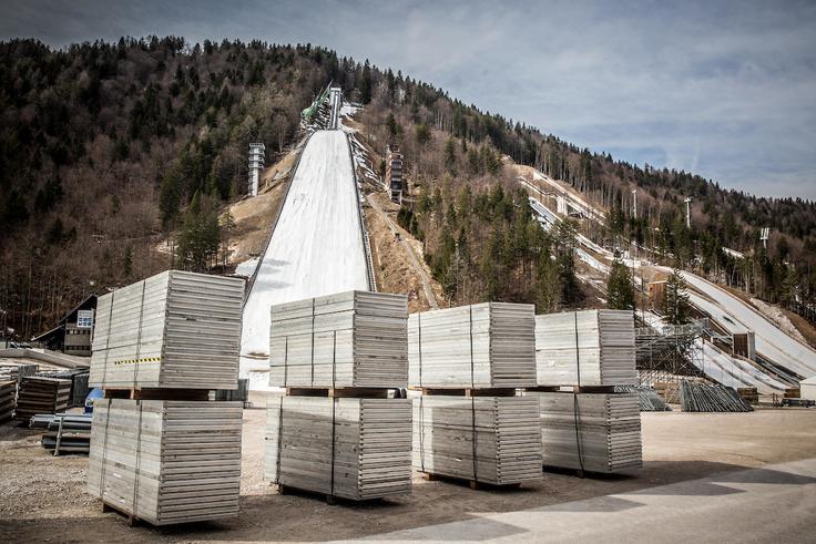 V dolini pod Poncami se intenzivno pripravljajo na finale svetovnega pokala v smučarskih skokih. | Foto: Vid Ponikvar