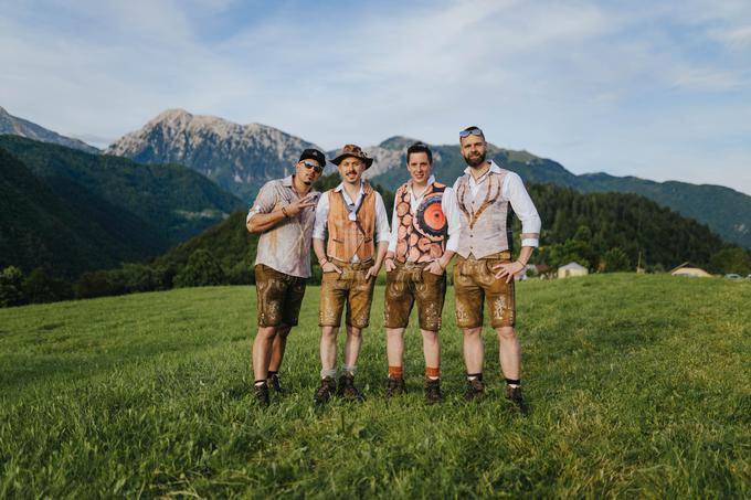 Samo Kališnik (skrajno desno) je tudi član rockovsko obarvane narodno-zabavne zasedbe Fehtarji, ki je nastala leta 2020. | Foto: Rok Deželak, Žan Zajc