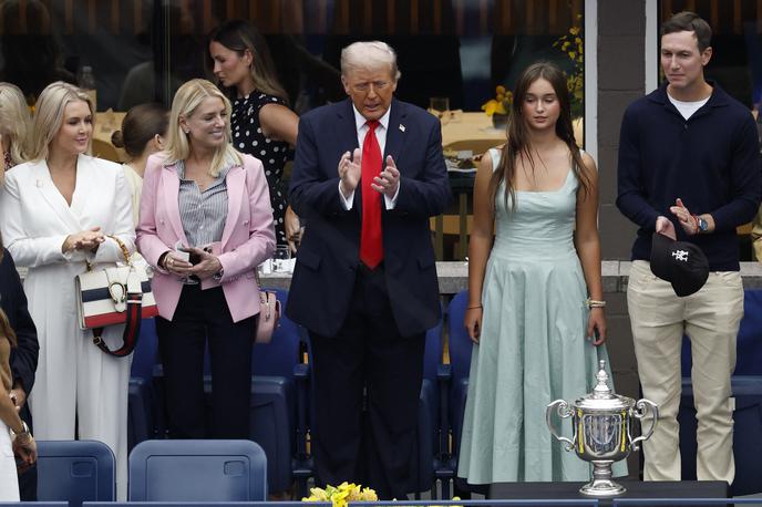 Donald Trump, US Open | Trumpova prisotnost na odmevnem športnem dogodku je zaradi varnostnih protokolov povzročila zamik začetka tekme med Jannikom Sinnerjem in Carlosom Alcarazom. | Foto Reuters