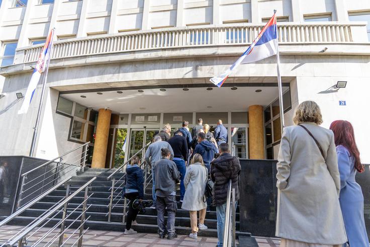Kecmanović na današnjem zaslišanju ni hotel odgovarjati na vprašanja vrhovnega državnega tožilca Nenada Stefanovića in dveh državnih tožilcev glede strelišča, ki ga je obiskal z dečkom in ga tam učil streljanja. | Foto: Grgo Jelavic/Pixsell