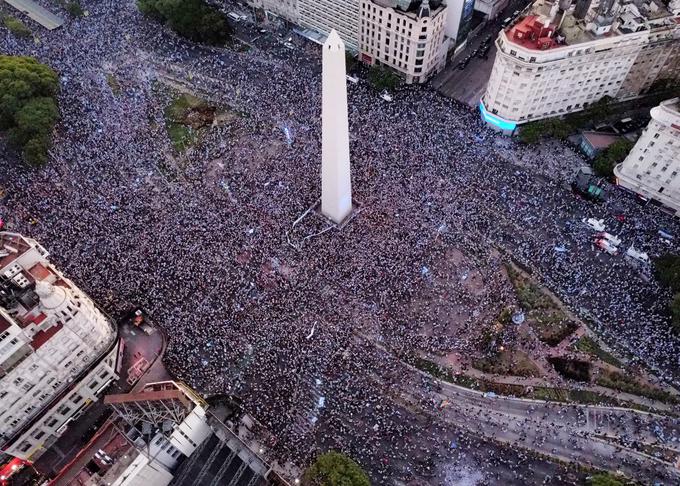 Pri Obelisku v Buenos Airesu je pozno v noč rajalo na tisoče strastnih nogometnih navdušencev. | Foto: Reuters