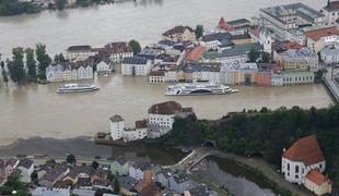 Turisti se zgrinjajo v poplavljeno Prago, v Dresdnu poteka evakuacija