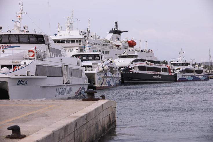 Sporočili so še, da je trajektna linija 401 Gaženica (Zadar)–Ist–Olib–Silba–Premuda–M. Lošinj namesto ob 9. uri odpeljala ob 10. uri. | Foto: Ivo Cagalj/PIXSELL