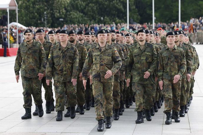 Nemška vojska v Litvi | Nemška vojska ima trenutno 184 tisoč vojakov in približno 60 tisoč rezervistov, potrebovala pa bi vsaj okoli 260 tisoč rezervistov. Na fotografiji: nemški vojaki v Litvi maja letos. | Foto Guliverimage