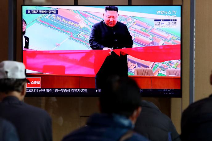 Kim Jong un | Severnokorejski voditelj Kim Džong Un se je, če držijo informacije, ki jih je javnosti posredovala severnokorejska državna agencija, prvič po 21 dneh pojavil v javnosti. Udeležil se je odprtja tovarne umetnih gnojil v Sunčonu, severno od Pjongjanga.  | Foto Getty Images