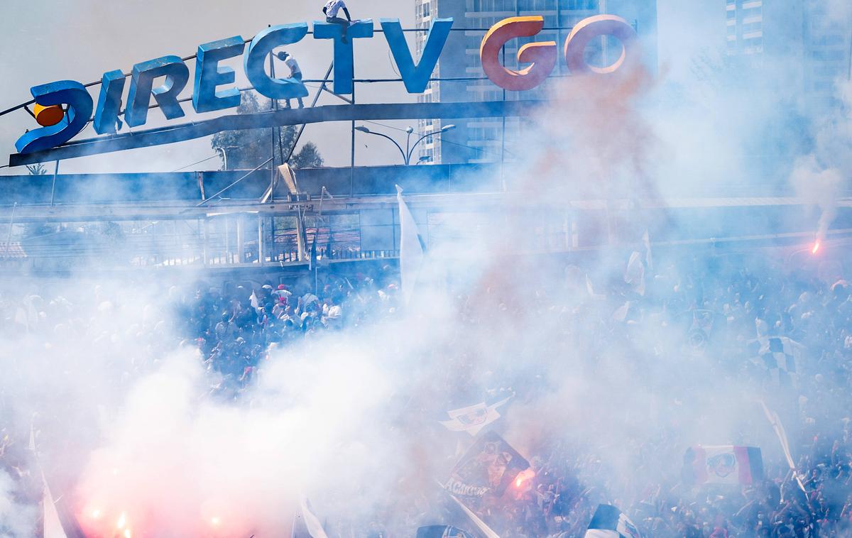 Santiago Čile, Colo Colo | Na petkovem treningu nogometnega kluba Colo Colo v glavnem mestu Čila Santiagu se je podrl reklamni pano pod težo navijačev. Vsaj pet oseb je bilo poškodovanih. | Foto Guliverimage