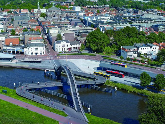 Purmerend, Nizozemska: dvonivojski most, pri katerem je zgornji nivo namenjen pešcem, spodnji pa kolesarjem in uporabnikom invalidskih vozičkov (arhitekti: NEXT Architects). | Foto: BAB - Bicycle Architecture Biennale