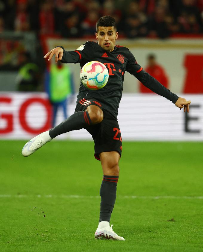 Portugalec Joao Cancelo se je ekspresno ustalil v udarni enajsterici Bayerna. | Foto: Reuters