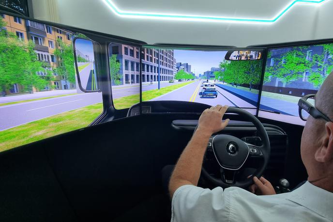 LPP simulator avtobus | Eden izmed voznikov LPP med uporabo simulatorja. | Foto Gregor Pavšič