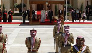Papeža na letališču v Jordaniji sprejelo šest tisoč ljudi