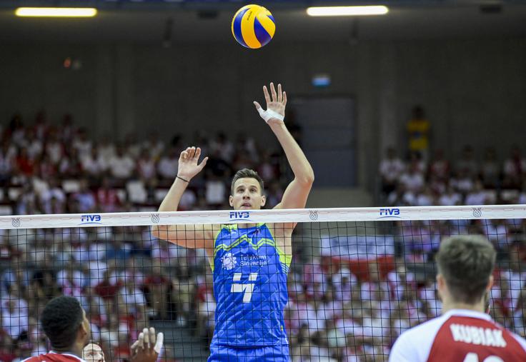 Prvi niz so dobili s 25:21, vodili tudi v drugem, a nato Poljakom dopustili tri nize in zmago s 3:1. | Foto: FIVB