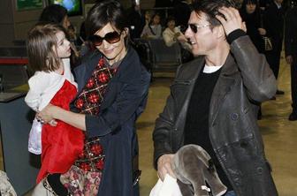 Tom Cruise in Katie Holmes bosta skupaj pospremila Suri v šolo