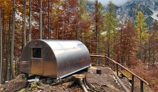 Bivak iz pločevink krasi Zlatorogovo kraljestvo