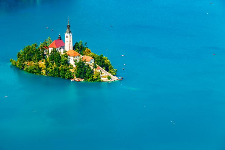 Na Blejskem otoku kopanje in sprehajanje v kopalkah nista dobrodošla. | Foto: 