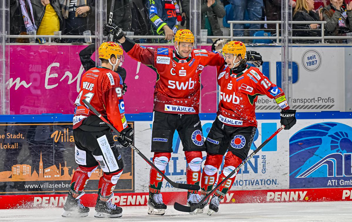 Miha Verlič, Jan Urbas, Žiga Jeglič, Fischtown Pinguins | Miha Verlič, Jan Urbas, Žiga Jeglič je v prvi tretjini zrežiral dva zadetka Fischtown Pinguins, ki je na koncu zmagal s 5:0. | Foto Guliverimage