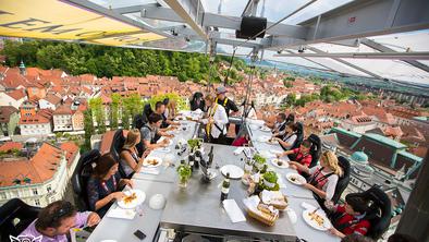 Svetovna uspešnica Dinner in the Sky® 2016 spet prihaja v Slovenijo!