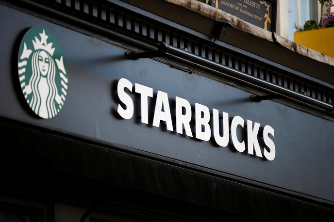 Starbucks | Prodaja in dobiček sta narasla, ker so bile stranke ponovno pripravljene plačati več za napitke. V Severni Ameriki je prodaja od tretjega četrtletja lani narasla za osem odstotkov, drugje po svetu za pet odstotkov. Tudi na Kitajskem trgu so beležili petodstotno rast prodaje, potem ko so lani zaradi strogih protikoronskih ukrepov tam beležili 16-odstotni padec. | Foto Reuters
