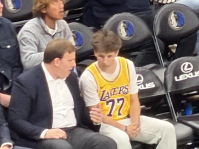 Nadrl lastnika Dallasa in mu kazal sredinec, nato pa se mu opravičil v dresu Luke Dončića