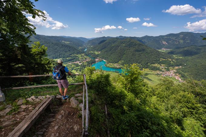Pogled na čudovito zeleno pokrajino doline Soče | Foto: Jošt Gantar
