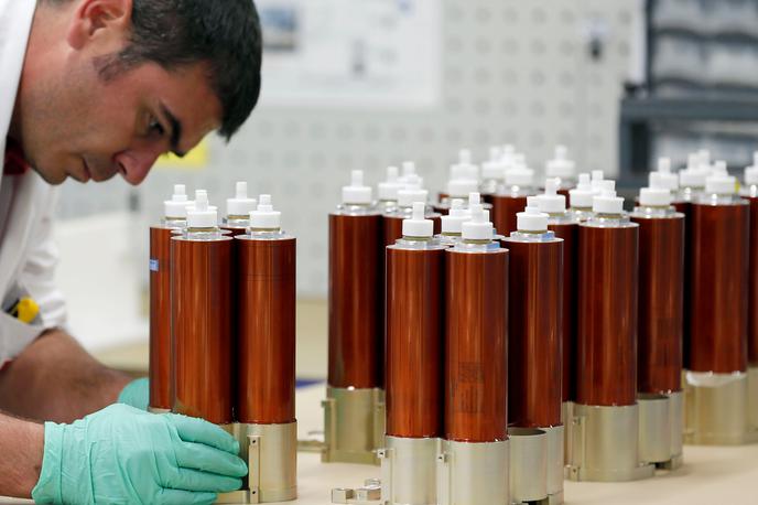 Litij, litij-ionske baterije | Pri Tesli pospešeno razvijajo novo generacijo baterijskega paketa, ki bo imel življenjsko dobo milijon prevoženih milj. | Foto Reuters