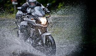 V dežju z motociklom predvsem previdno