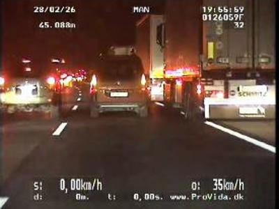 Z vožnjo po reševalnem pasu ogrožal vse okoli sebe #video