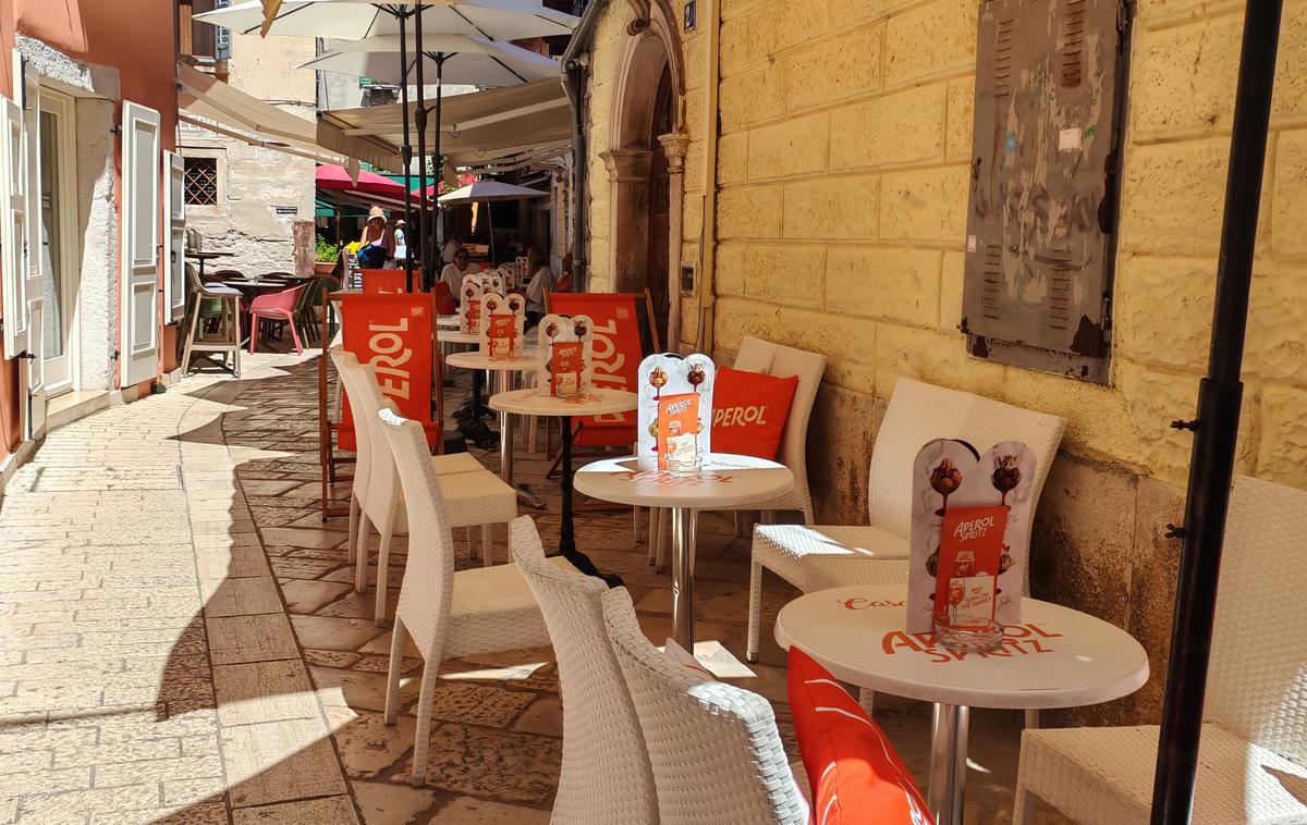 Poreč cene bar | Kadarkoli smo se sprehodili mimo, je bil bar prazen.  | Foto K. M.