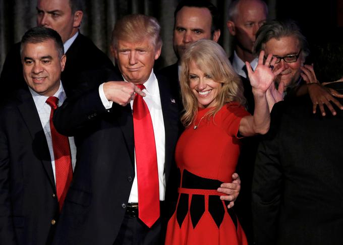 Trump s prstom kaže na Conwayevo, kot da bi hotel reči, da je ona zaslužna za njegovo zmago. | Foto: Reuters