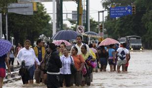 V poplavljenem Acapulcu obtičalo okoli 40 tisoč turistov