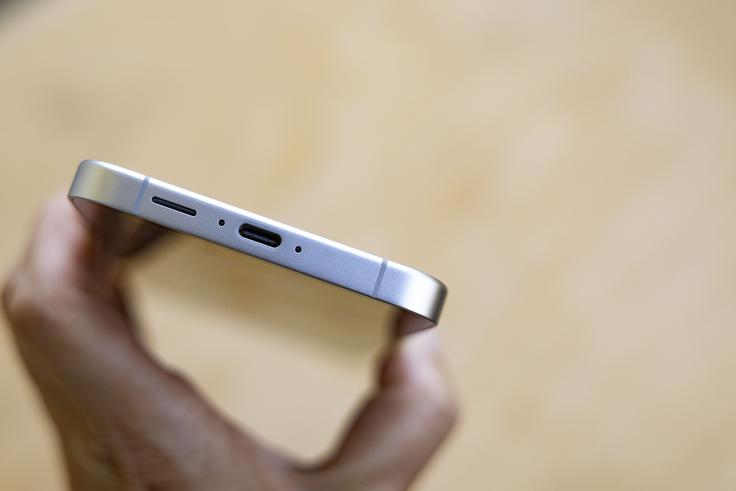Spodnja stran pametnega telefona Samsung Galaxy S24 FE | Foto: Ana Kovač