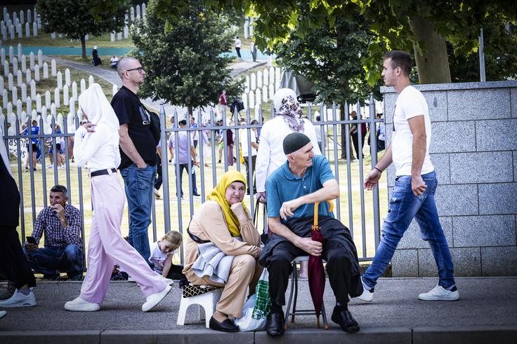 Številni so v Potočarih čakali, da pozdravijo motoriste, kolesarje, maratonce in tiste, ki so se odpravili na pot, dolgo okoli sto kilometrov, v počastitev spomina na pobite. | Foto: Ana Kovač