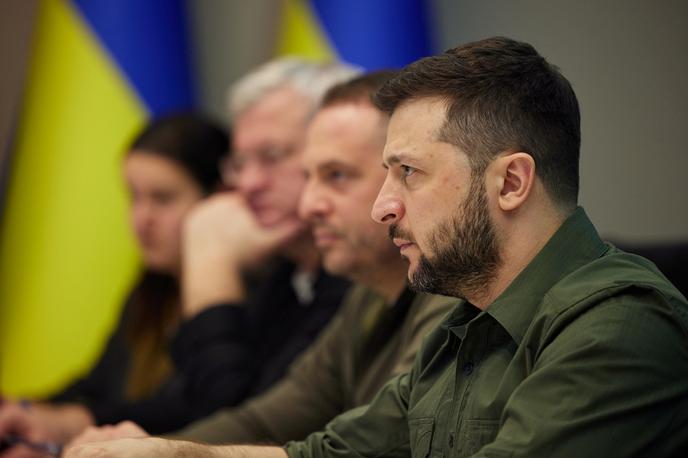 Zelenski | Ukrajinski predsednik Volodimir Zelenski je sicer že pred rusko invazijo ukinil nekatere televizijske postaje, ki so veljale za proruske, in ukazal blokado določenih spletnih strani z novicami, pri čemer je zaobšel vse pravne postopke. | Foto Reuters